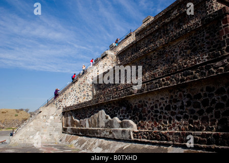 Les touristes grimper la pyramide de la lune à Teotihuacan, la plus grande ville précolombienne au Mexique Banque D'Images