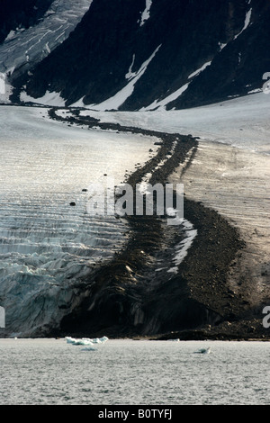 Glacier avec moraine médiane qui serpente vers la mer, Svalbard, Norvège Banque D'Images