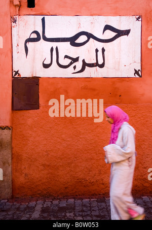 Femme marche dans les rues de Marrakech Banque D'Images