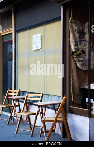 Chaises pliantes en bois avec tables. Banque D'Images