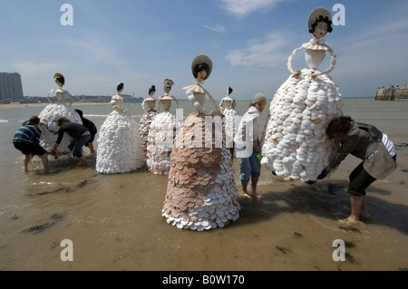 Un groupe de 7m de haut sur la plage de Margate shell chers Banque D'Images