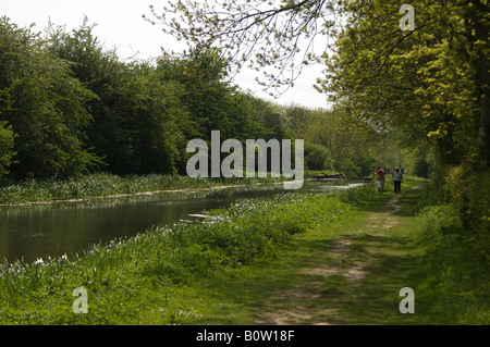 Deux personnes marchant le long chemin de halage du canal de l'Pocklington, East Yorkshire, UK Banque D'Images