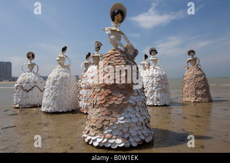 Un groupe de 7m de haut sur la plage de Margate shell chers Banque D'Images