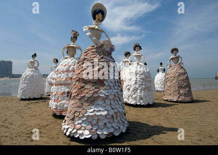 Un groupe de 7m de haut sur la plage de Margate shell chers Banque D'Images