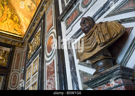 Buste en marbre dans le château de Versailles ou le Château de Versailles. France Banque D'Images