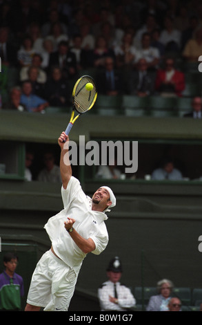 Tennis de Wimbledon 1995 Andre Agassi servant sur le Court Central Banque D'Images