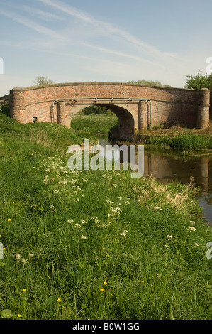 Pont de l'église en brique rouge traditionnel traversant le canal de Pocklington, East Yorkshire, UK Banque D'Images