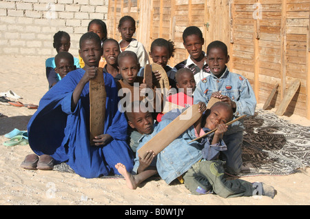 Les jeunes enfants l'apprentissage du Coran en Mauritanie, l'Afrique de l'Ouest Banque D'Images