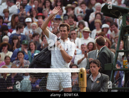 Tennis de Wimbledon 1995 Greg Rusedski vagues de spectateurs après avoir perdu à Pete Sampras sur le Court Central Banque D'Images