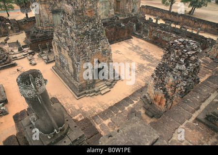 Les lions sculptés gardant les escaliers jusqu'au sommet du Pré Rup temple d'état construit par Rajendravarman 2e en 10e C Banque D'Images