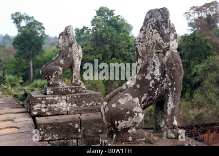 Les lions sculptés gardant les escaliers jusqu'au sommet du Pré Rup temple d'état construit par Rajendravarman 2e en 10e C Banque D'Images