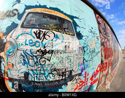 Graffiti sur mur de Berlin emblématique à l'East Side Gallery Banque D'Images