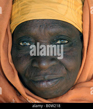 Portrait d'une vieille dame en Gambie, Afrique de l'Ouest Banque D'Images