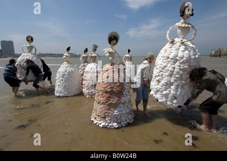 Un groupe de 7m de haut mesdames shell en cours sur la plage de Margate Banque D'Images