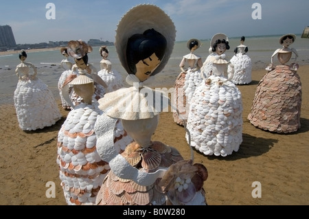 Un groupe de 7m de haut sur la plage de Margate shell chers Banque D'Images