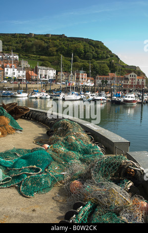 Vue sur la vieille ville avec des filets de pêche sur le mur du port de Scarborough, North Yorkshire, UK Banque D'Images