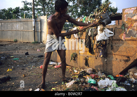 Les collecteurs de tamiser par le public à Dacca la capitale du Bangladesh Banque D'Images