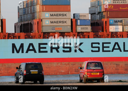 La vue de Calshot Spit comme porte-conteneurs Adrian Maersk sur Southampton Water Banque D'Images