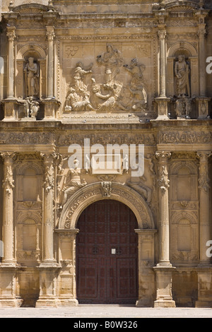 Ubeda Jaen Province Espagne Bas-relief chiffres sur façade et porte de Capilla de El Salvador sur la Plaza Vázquez de Molina Banque D'Images