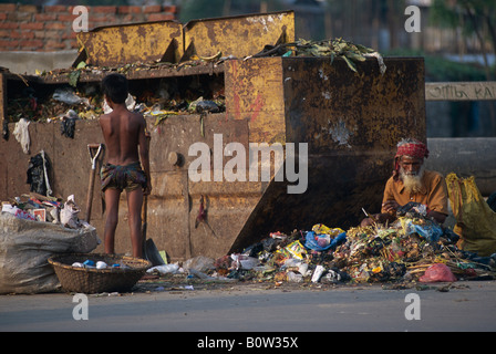 Les collecteurs de tamiser par le public à Dacca la capitale du Bangladesh Banque D'Images