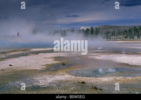 Les touristes sur demande Piscine Arc-en-ciel du bassin de sable noir le Parc National de Yellowstone au Wyoming Banque D'Images