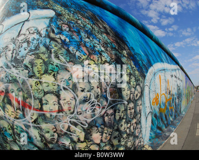 Tronçon survivant de mur de Berlin à l'East Side Gallery, Berlin Banque D'Images