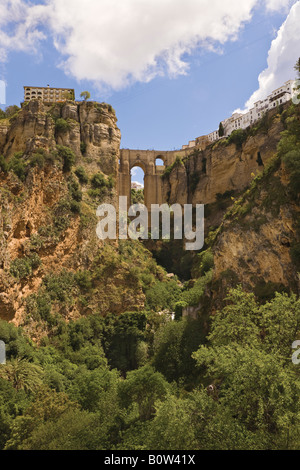 Ronda Malaga Province Espagne Recherche jusqu'à la construction du nouveau pont et Parador Nacional de gorges du Tage Banque D'Images