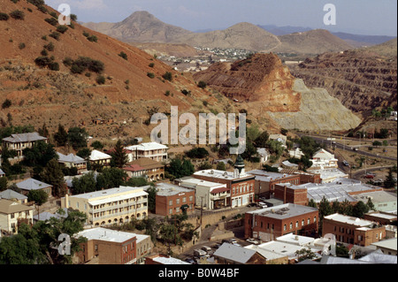 Bisbee, Arizona, USA. Sommaire des centre-ville. Paysage semi-arides. Mine de cuivre à ciel ouvert sur la droite, les nouvelles banlieues à distance. Banque D'Images