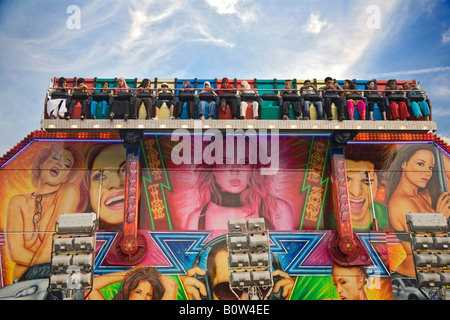 Les jeunes gens d'Asie sur le terrain d'une foire ride est de Londres. Banque D'Images