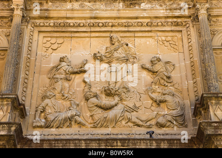 Ubeda Jaen Province Espagne Bas-relief chiffres sur Capilla de El Salvador sur la Plaza Vázquez de Molina Banque D'Images