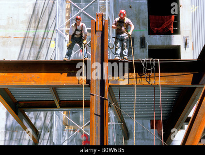 Chantier.Nouveau site de développement de logements.Poutres métalliques et ouvriers de construction de casques de sécurité hissant des poutres en acier.Développement immobilier USA Banque D'Images