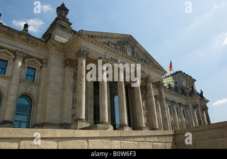 Le Reichstag. élévation avant montrant le dévouement 'DEM DEUTSCHEN VOLKE, Berlin, Allemagne. Banque D'Images