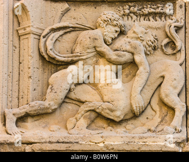 Ubeda Jaen Province Espagne chiffres bas-relief d'Hercule et le Centaure sur Capilla de El Salvador sur la Plaza Vázquez de Molina Banque D'Images