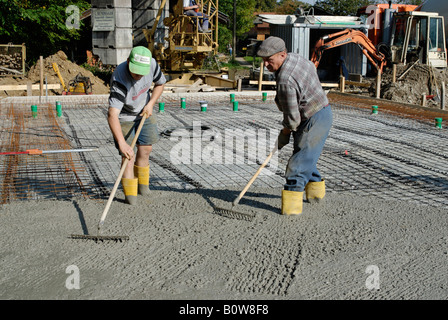 Dalle de fondation en béton de pose pour une seule famille maison individuelle Banque D'Images