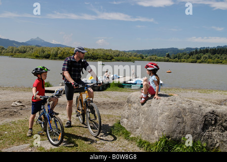 Les cyclistes au lac Gruentensee, Moyen-Orient, Allgaeu Bayerisch souabe, Bavière, Allemagne, Europe Banque D'Images