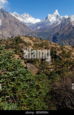 Vue du mont Lhotse, 8501 mètres et le Mont Ama Dablam, 6856 mètres au-dessus de la Dudh Sculpture khosi valley, parc national de Sagarmatha, Khumb Banque D'Images