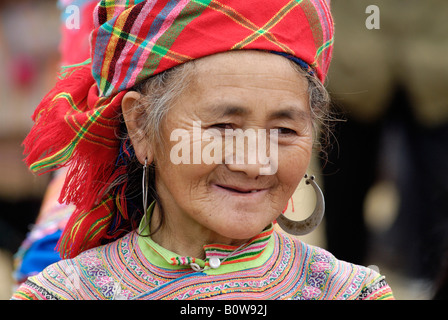 Vieille Femme Hmong fleurs, marché de Bac Ha, Ha Giang Province, Vietnam du Nord, en Asie du sud-est Banque D'Images