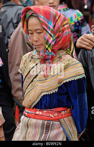 Vieille Femme Hmong fleurs, marché de Bac Ha, Ha Giang Province, Vietnam du Nord, en Asie du sud-est Banque D'Images