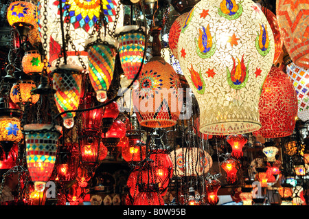 Lampes en verre coloré lumineux vendu au Grand Bazar à Istanbul, Turquie Banque D'Images