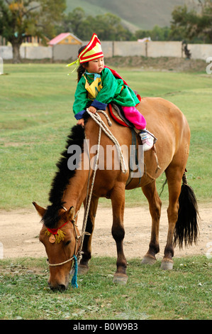 4-year-old girl riding a horse, participant au concours de l'équitation Lantern Festival, la Mongolie, l'Asie Banque D'Images