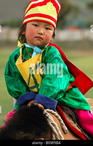 4-year-old girl riding a horse, participant au concours de l'équitation Lantern Festival, la Mongolie, l'Asie Banque D'Images