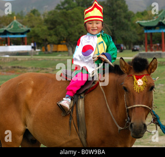 4-year-old girl riding a horse, participant au concours de l'équitation Lantern Festival, la Mongolie, l'Asie Banque D'Images