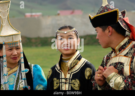 Deux femmes et un homme portant le costume national mongol traditionnel, Oulan-Bator ou Oulan-Bator, Mongolie, Asie Banque D'Images