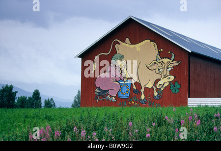 L'euroscepticisme, anti-UE humoristique caricature peinte sur une grange, femme traire une vache, Norway, Scandinavia, Europe Banque D'Images