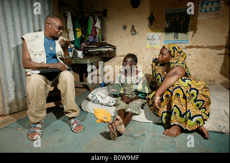 Médecin sur appel d'une maison avec les patients atteints de VIH/SIDA, Garoua, Cameroun, Afrique Banque D'Images