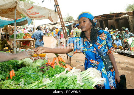 Woman shopping pour produire à un marché, Garoua, Cameroun, Afrique Banque D'Images