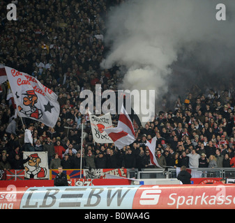 La fumée s'élevant du VfB Stuttgart bloc ventilateur football club, stade Gottlieb-Daimler, Stuttgart, Bade-Wurtemberg, Allemagne Banque D'Images