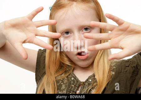 8-year-old girl, mains en montrant ses paumes Banque D'Images