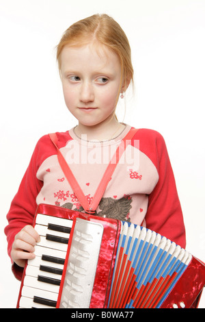 8-year-old girl jouer l'accordéon Banque D'Images