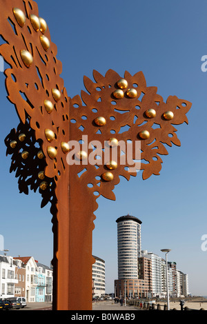 Art sculpture en face de l'immeubles de grande hauteur sur le Boulevard Evertsen, Vlissingen, Walcheren, Zélande, Pays-Bas, Europe Banque D'Images